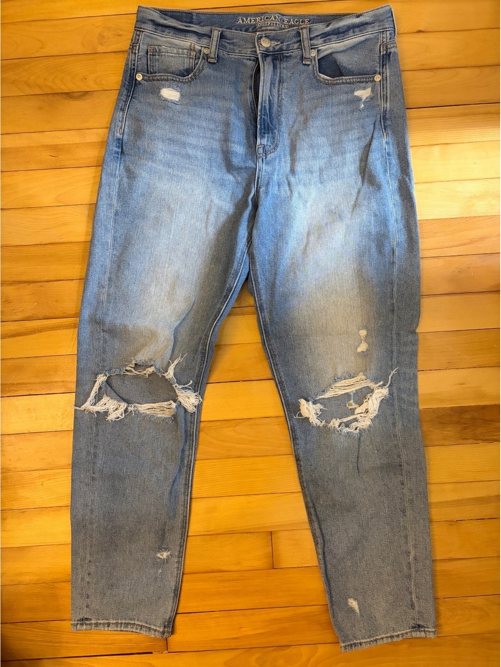 American Eagle Outfitters Women's Light Wash Distressed Mom Jeans Size 8